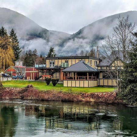 Riverside Inn Lake Cowichan Exterior photo