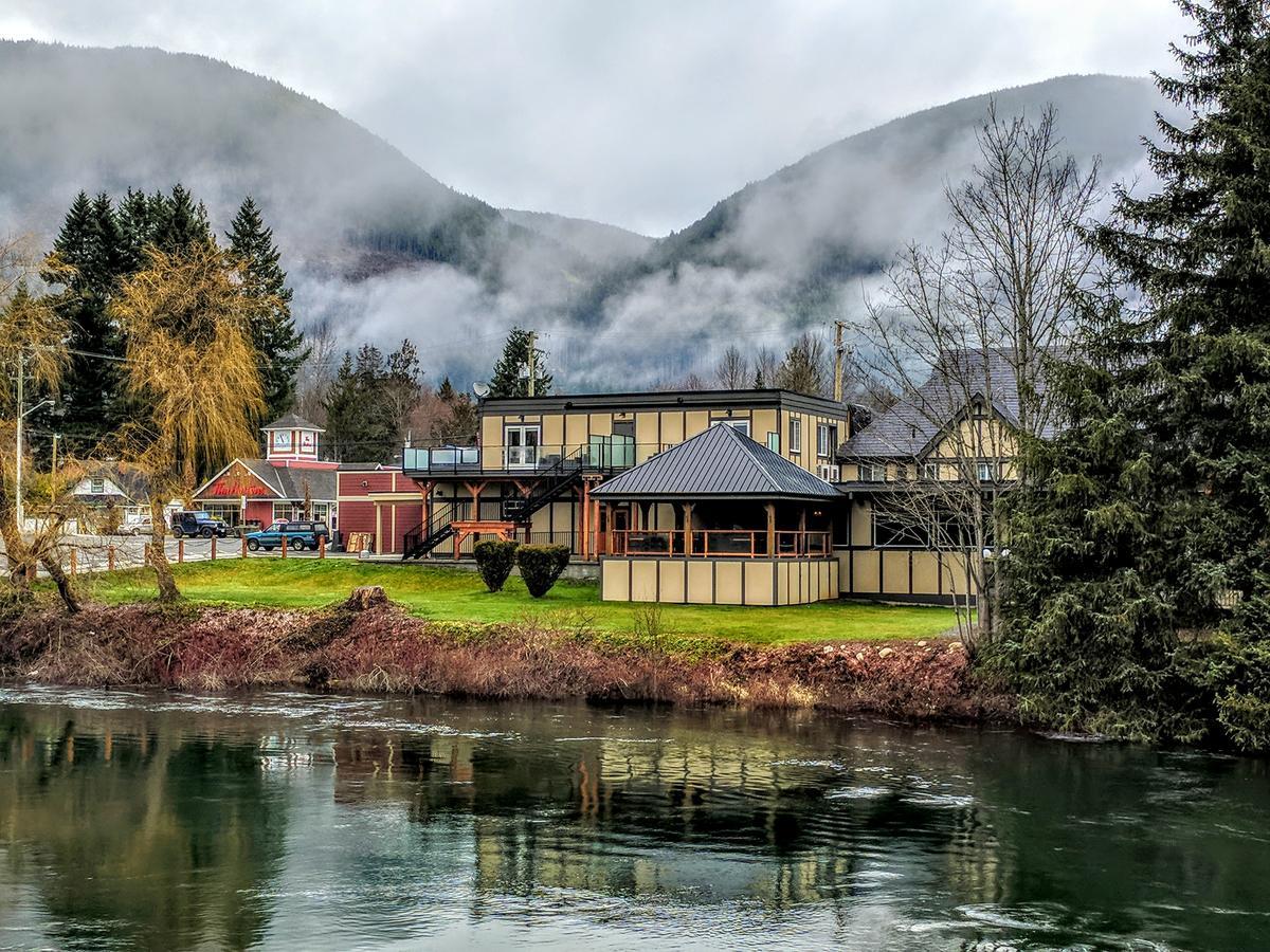 Riverside Inn Lake Cowichan Exterior photo