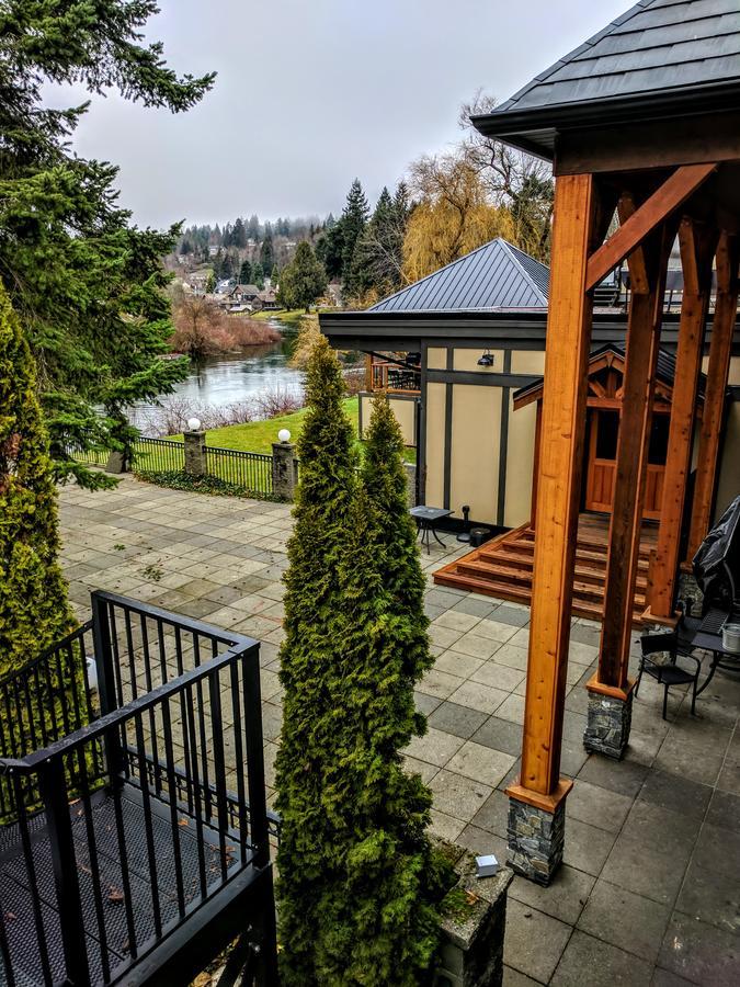 Riverside Inn Lake Cowichan Exterior photo
